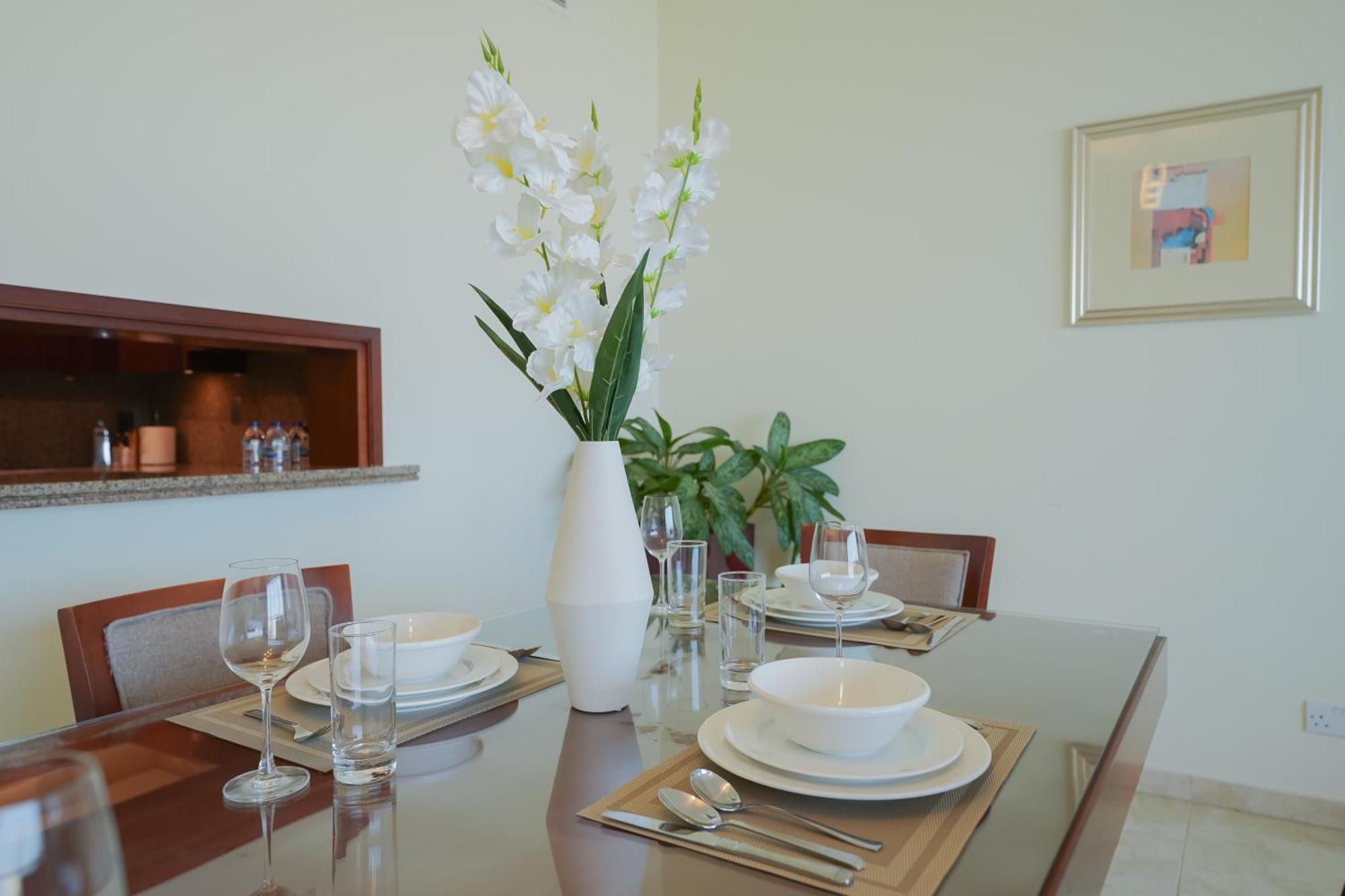 Blue Beach Tower The Walk Jbr Dubai Exterior photo A dining room table set for four