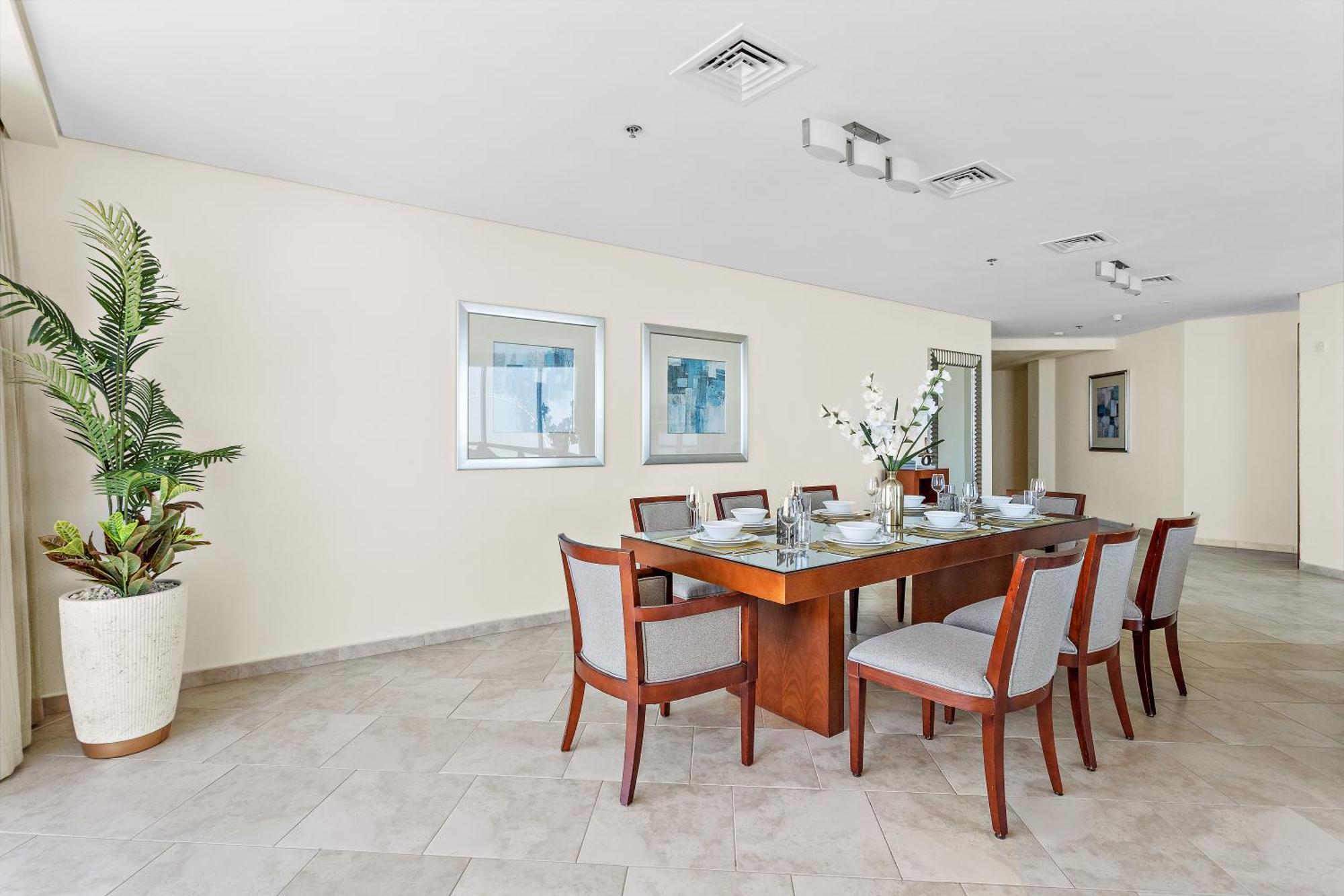 Blue Beach Tower The Walk Jbr Dubai Exterior photo A dining room